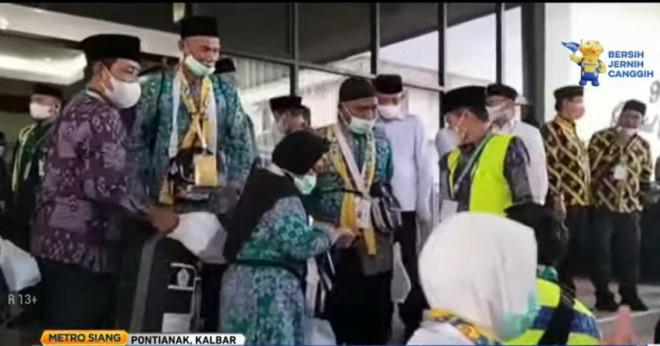 Calon haji menggunakan tujuh unit bus untuk menuju bandara sebelum diterbangkan ke Embarkasi Batam. Metro TV