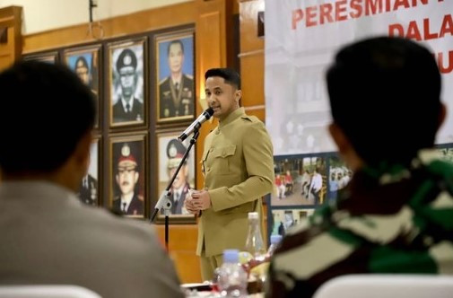 Hengky Kurniawan Tanya Fungsi KTP, Malah Dapat Gombalan dari Anak SMA