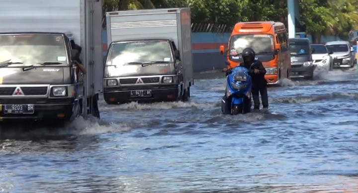 Banjir Rob Terjang Pesisir Surabaya