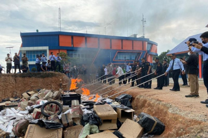 Ponsel dan Rokok Ilegal Senilai Rp10 Miliar Dimusnahkan