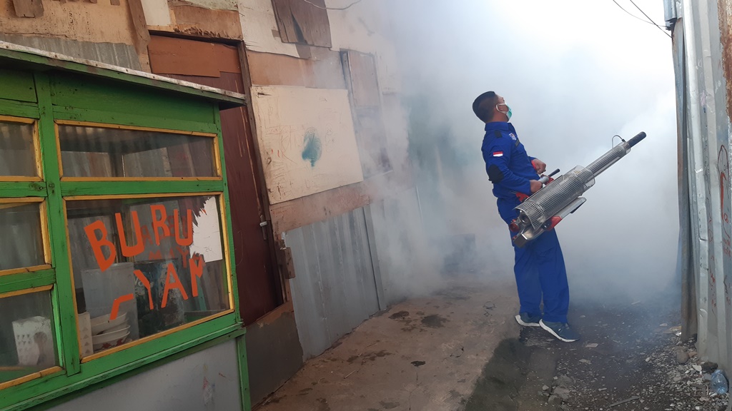 Penyemprotan Fogging juga menjadi salah satu mencegah melebarnya kasus DBD (Foto: A. Firdaus/Medcom.id)