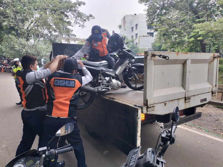 Parkir di Trotoar Senen, Puluhan Motor hingga Bajaj Ditindak