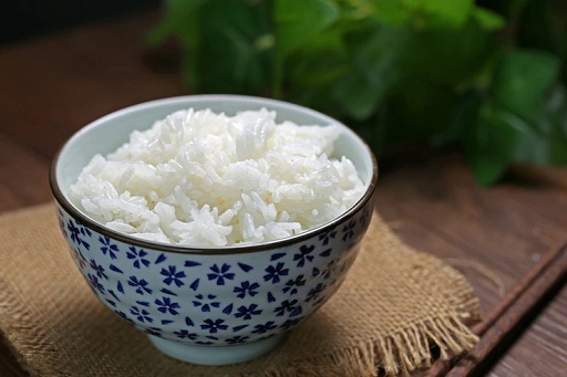 Makan dalam mangkuk kecil akan membiasakanmu tidak berlebihan mengonsumsi nasi. (Foto: Ilustrasi. Dok. Freepik.com)