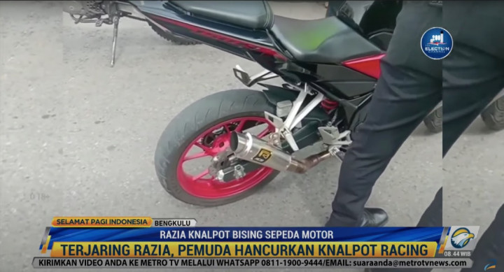 Terjaring Razia, Pelanggar Lalu Lintas Rusak Knalpot dengan Batu