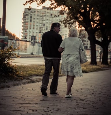 Orang dewasa di atas usia 65 tahun yang berjalan lebih lambat kemungkinan besar terkena demensia. (Foto: Ilustrasi. Dok. Unsplash.com)