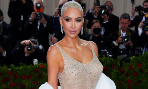 Kim Kardashian Dituding Merusak Gaun Marilyn Monroe