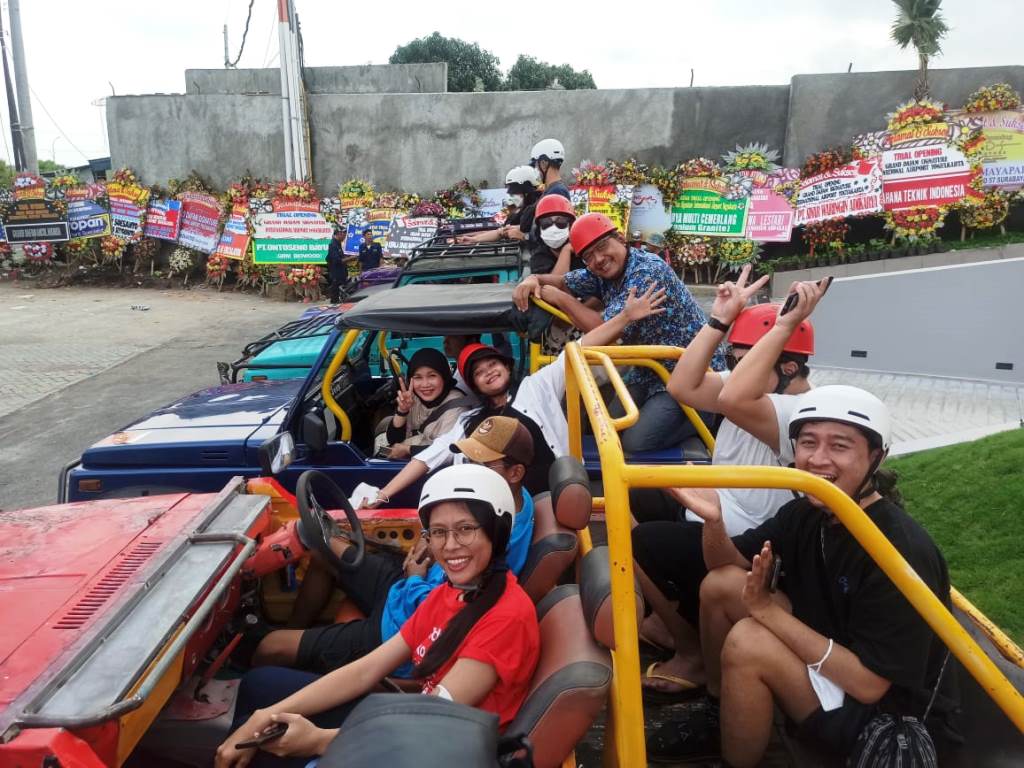 Para media yang ikut melihat jajaran keindahan bukit menoreh yang diawali dengan rute melingkari Waduk Sermo. (Foto: Dok. Hotel Grand Dafam Signature International Airport Yogyakarta)