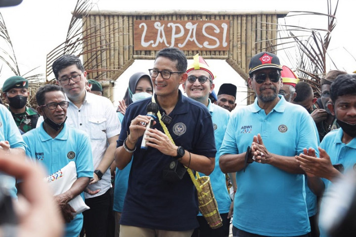Bantu UMKM, Sandiaga Beri Mesin Kapal ke Perajin Atap Rumbia