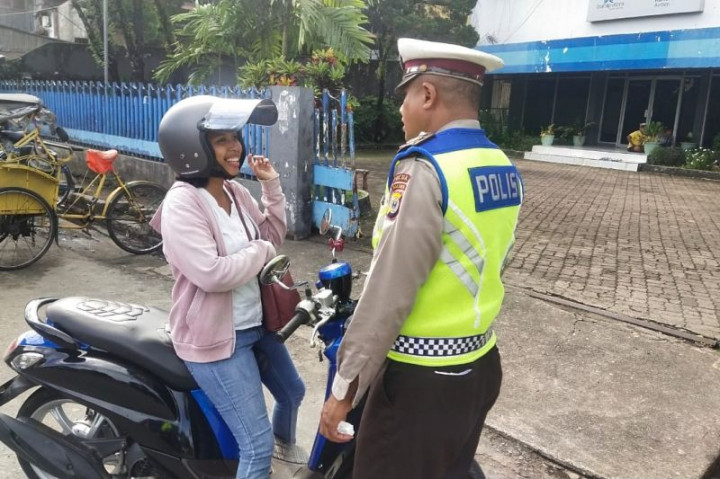 Warga Ambon Diimbau Tak Pakai Sandal Jepit saat Bermotor