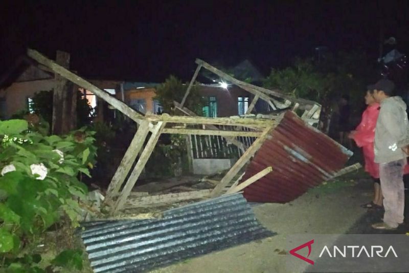 Sejumlah warga berada di sketar rumah yang rusak berat akibat dilanda angin puting beliung di Desa Rejeki, Kecamatan Palolo, Kabupaten Sigi, Provinsi Sulawesi Tengah (Sulteng) pada Kamis malam (16/6/2022). ANTARA/HO-BPBD Sulteng.