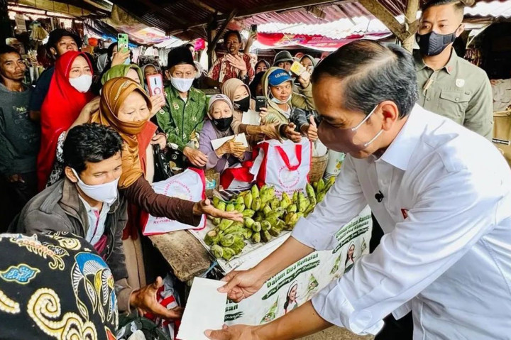 Momen Jokowi Serahkan Bansos dan Cek Harga Minyak Goreng di Pasar Baros Serang