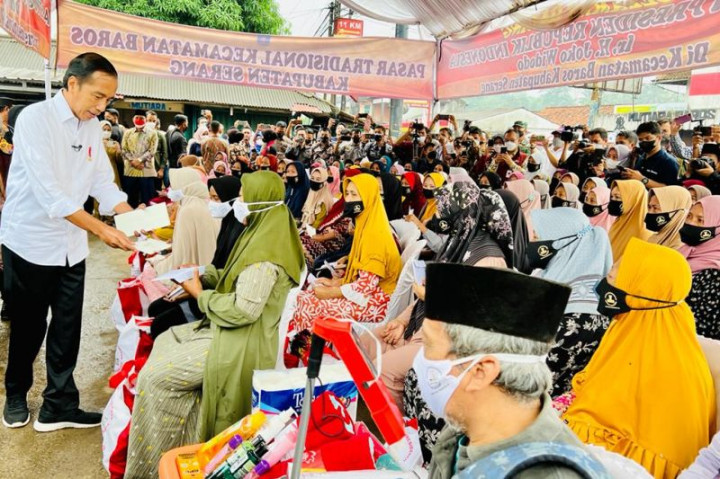 Presiden Beri Bansos dan Cek Harga Minyak Goreng di Pasar Baros