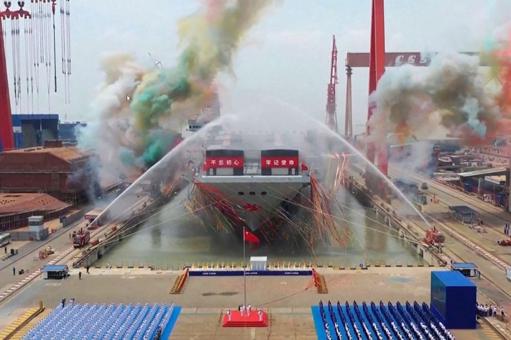 Wow! Tiongkok Luncurkan Kapal Induk Ketiga Buatan Dalam Negeri