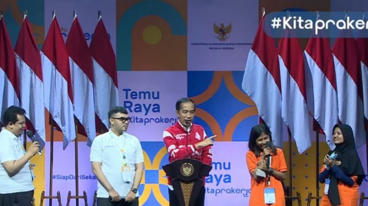 Jokowi Bagikan Sepeda dan Laptop untuk Alumni Kartu Prakerja