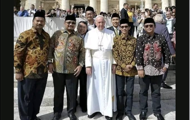 [Cek Fakta] Beredar Foto Menag Yaqut Bukannya ke Mekkah Urus Haji Melainkan ke Vatikan? Cek Dulu Faktanya