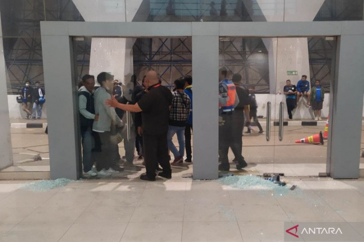 Situasi <i>Chaos</i>, Suporter Tanpa Tiket Merangsek Masuk GBLA