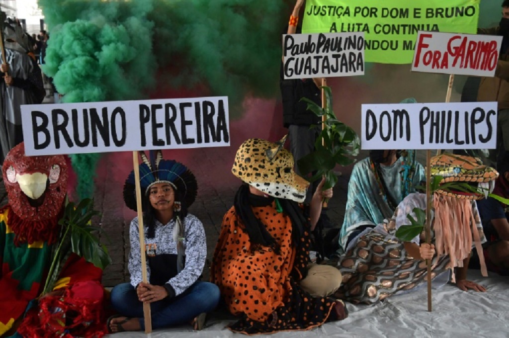 Sekelompok orang berunjuk rasa memprotes pembunuhan terhadap jurnalis Inggris Dom Phillips dan pakar adat Brasil Bruno Pereira. (AFP/File Sebastian BORSERO)
