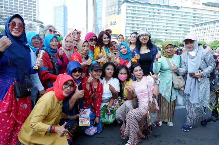 Potret Ribuan Perempuan Berkebaya Ramaikan CFD Jakarta