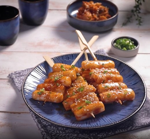 Yuk, olah tteokbokki yang digoreng. Simak cara buatnya di Endeus TV di bawah ini. (Foto: Dok. Endeus TV)