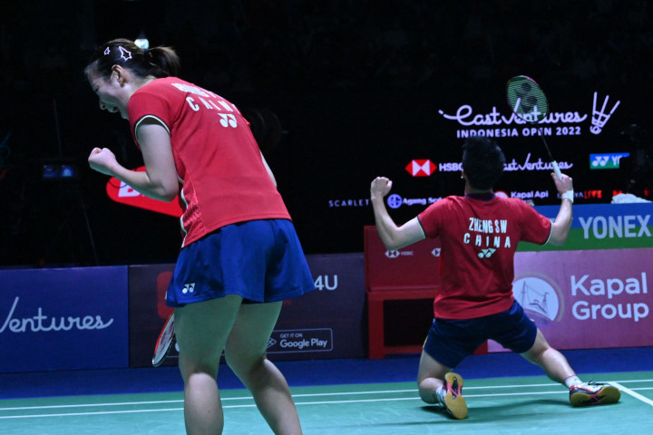 Selebrasi Zheng/Huang Usai Juara Indonesia Open 2022