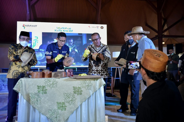 Menparekraf Jadi Pembeli Pertama Karya Tunarungu di KaTa Kreatif Tasikmalaya