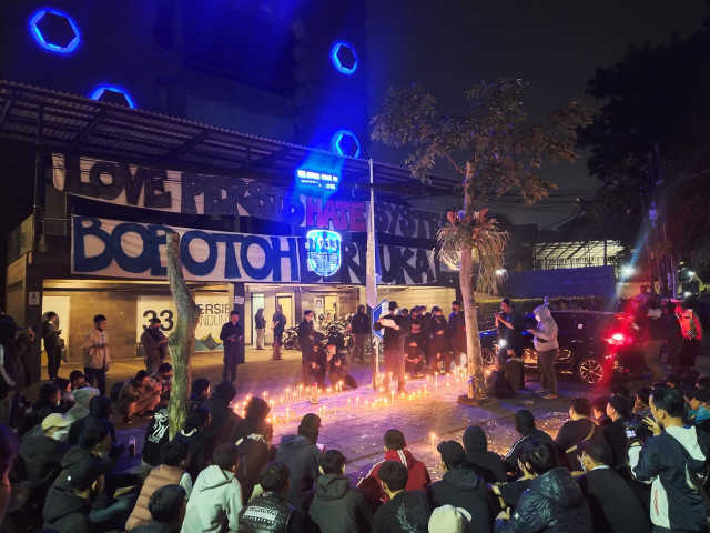 Ratusan bobotoh melakukan aksi belasungkawa di depan kantor PT Persib Bandung, Sulanjana, Kota Bandung