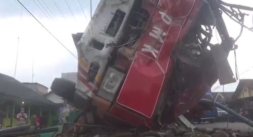 Bergegas Padamkan Kebakaran, Mobil Damkar Tabrak Pagar Sekolah di Kediri