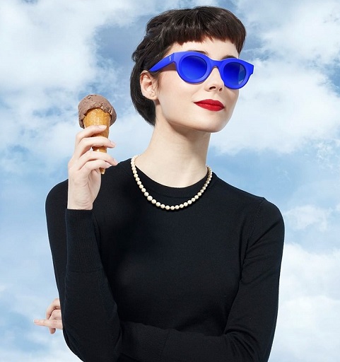 Kacamata Azul Etnia ini terdiri dari empat model bingkai yang semuanya berwarna biru. (Foto: Dok. Instagram/@etniabarcelona)