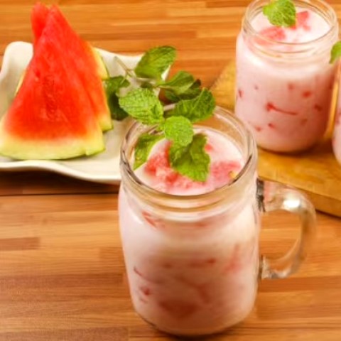 Simak cara buat es semangka susu dengan campuran susu evaporasi yang pastinya sedap. (Foto: Dok. Endeus TV)