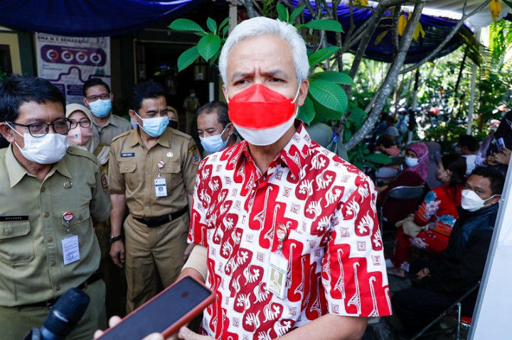 Sidak ke SMAN 5 Semarang, Ganjar Pastikan PPDB Berjalan Lancar