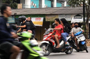 Tidak Cuma Indonesia, Negara-Negara Ini Larang Motoran Pake Sandal