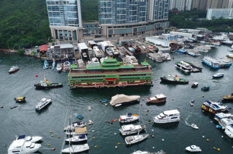 Restoran Terapung Ikonik Hong Kong Terbalik di Laut China Selatan