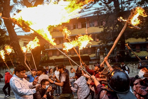 Bubarkan Pedemo Kenaikan Harga BBM, Polisi Nepal Tembakkan Gas Air Mata