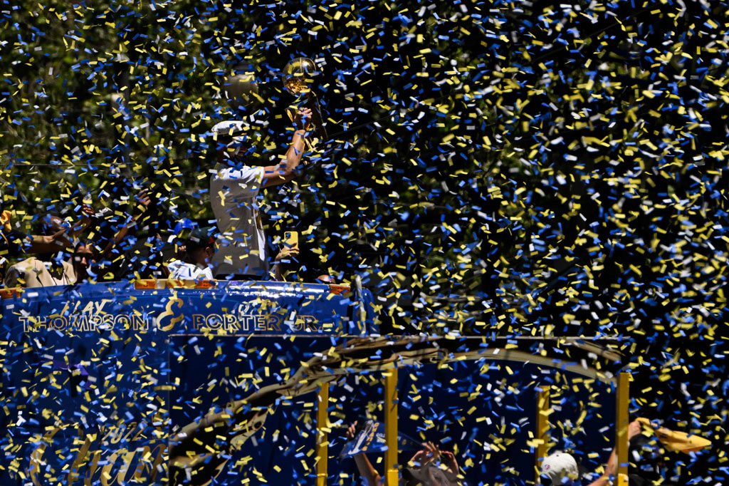 Momen Warriors Gelar Parade Rayakan Sukses Juara NBA