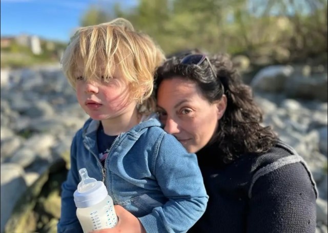 Ini kisah Erica Brownsell ibu dari anak laki-laki yang berusia balita yang alami pubertas akibat gel testosteron. (Foto: Dok. Erica Brownsell/Insider.com)