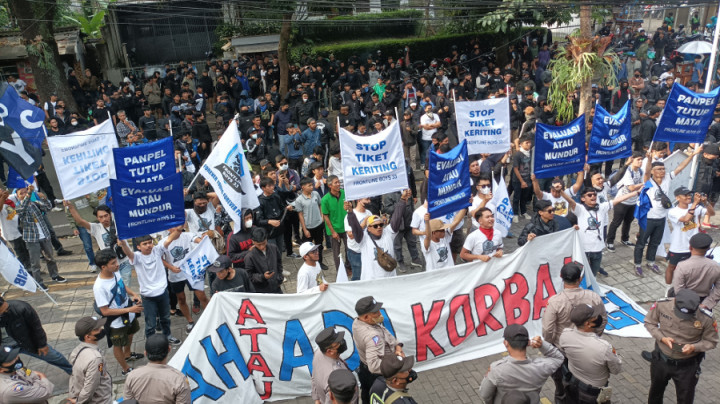 Ratusan Bobotoh Tuntut Tanggung Jawab Manajemen Persib