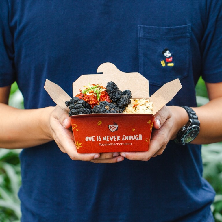 Bentuk sajiannya sangat kekinian dengan rice bowl dalam mangkuk kertas berwarna oranye disertai dengan nasi jeruk. (Foto: 