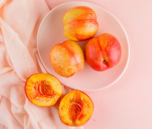 Buah persik atau peach merupakan salah satu buah yang baik dikonsumsi penderita diabetes. (Foto: Ilustrasi. Dok. Freepik.com)
