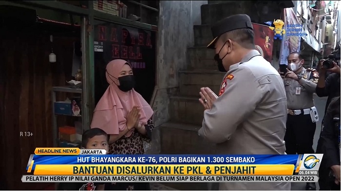 HUT ke-76 Bhayangkara, Polri Bagikan 1.300 Sembako ke PKL di Kebon Jeruk