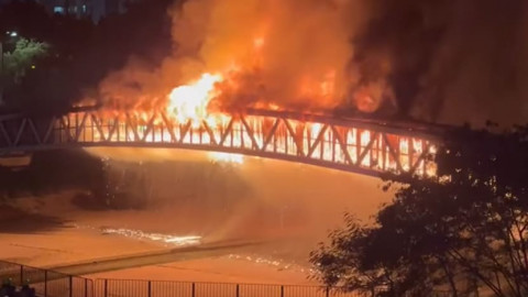 Kebakaran Jembatan Kabel Listrik di Hong Kong, 20 Ribu Rumah Padam