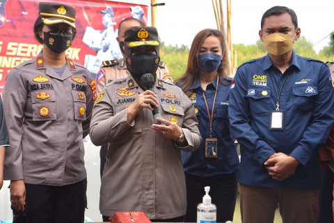 Polri Kirim 2.350 Paket Sembako untuk Nelayan Muara Angke