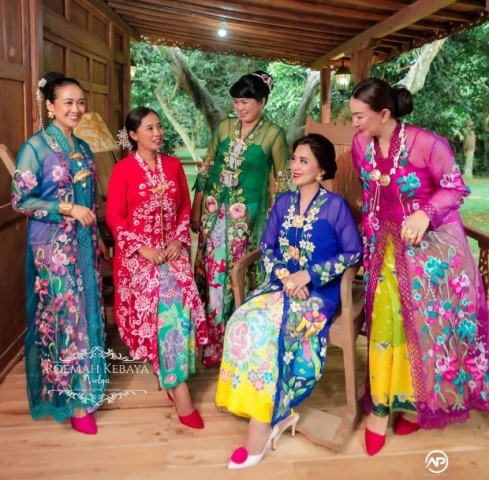 Berikut ini pakaian adat Betawi yang wajib kamu ketahui! (Foto: Dok. Instagram Diahkw/@diahkw/Baju @roemah_kebaya_vielga)