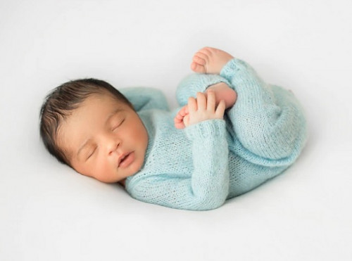 Di usia satu bulan, biasanya bayi mendapatkan penambahan berat badan sekitar satu ons setiap harinya. (Foto: Ilustrasi. Dok. Freepik.com)