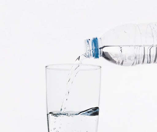 Dr. Edi menyarankan agar Jemaah minum air 5-6 botol sehari dengan takaran 600 ml air setiap botolnya. (Foto: Ilustrasi. Dok. Freepik.com)