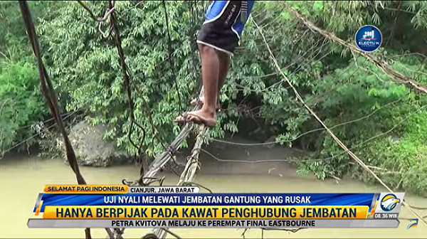 Demi Capai Tujuan, Warga Cianjur Nekat Lewati Jembatan Rusak