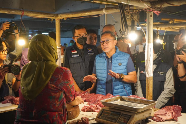 Sidak Pasar Kosambi Bandung, Mendag Pastikan Harga Migor Stabil dan Aman