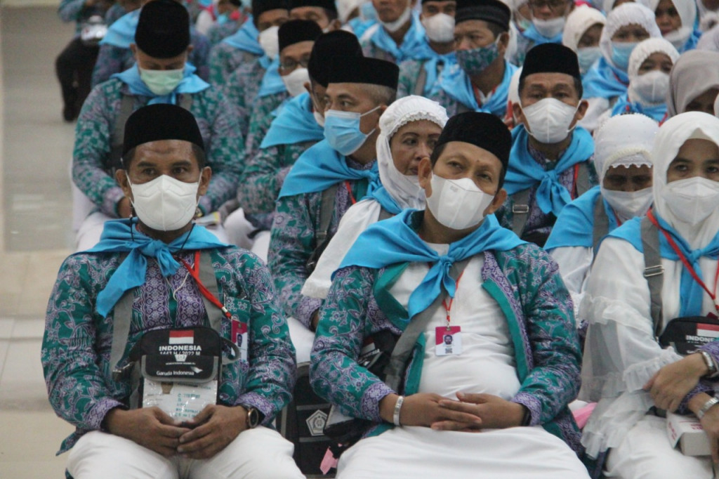 Calon Haji saat berada di Aula di Asrama Haji Embarkasi Makassar. Istimewa. 