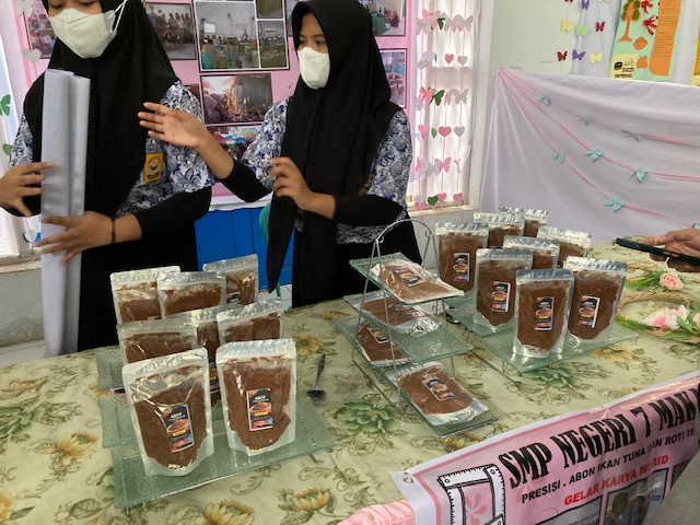 Proyek Sekolah Penggerak SMP Negeri 7 Makassar: Sulap Ikan Tak Laku di Pasar Jadi Abon