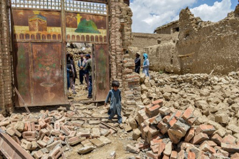 Cari Korban Gempa, Warga Afghanistan Menggali dengan Tangan Kosong