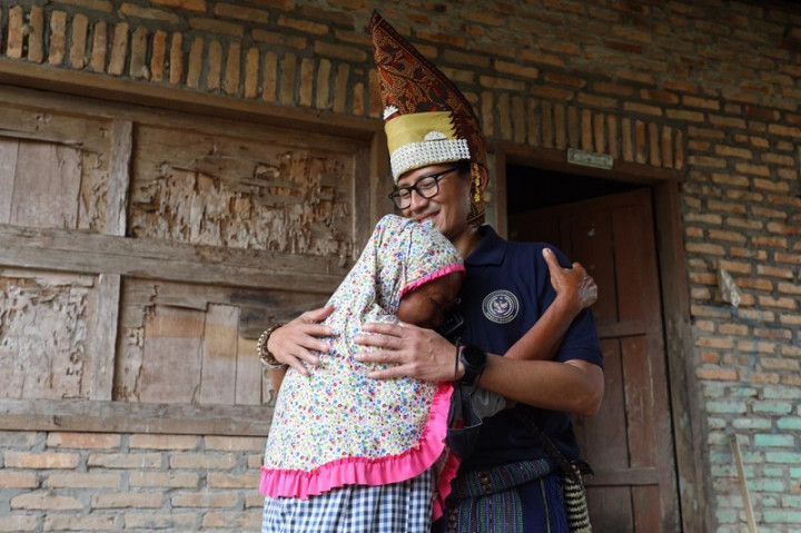 Menparekraf Beri Modal Usaha ke Lansia di Desa Wisata Buluh Berduri